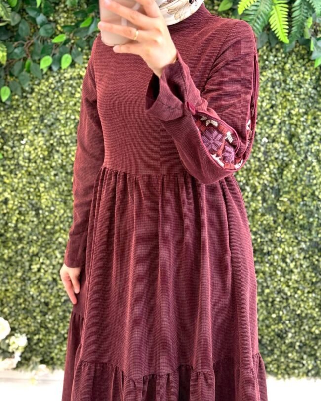 فستان شانيلا بأكمام مطرزة