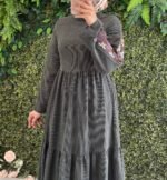 فستان شانيلا بأكمام مطرزة