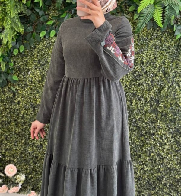 فستان شانيلا بأكمام مطرزة