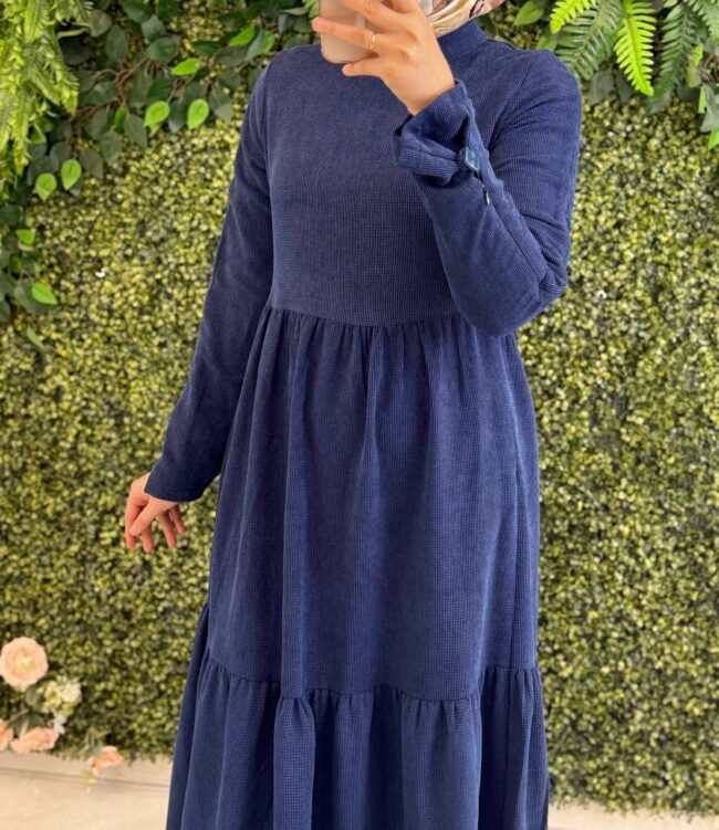 فستان شانيلا بأكمام مطرزة