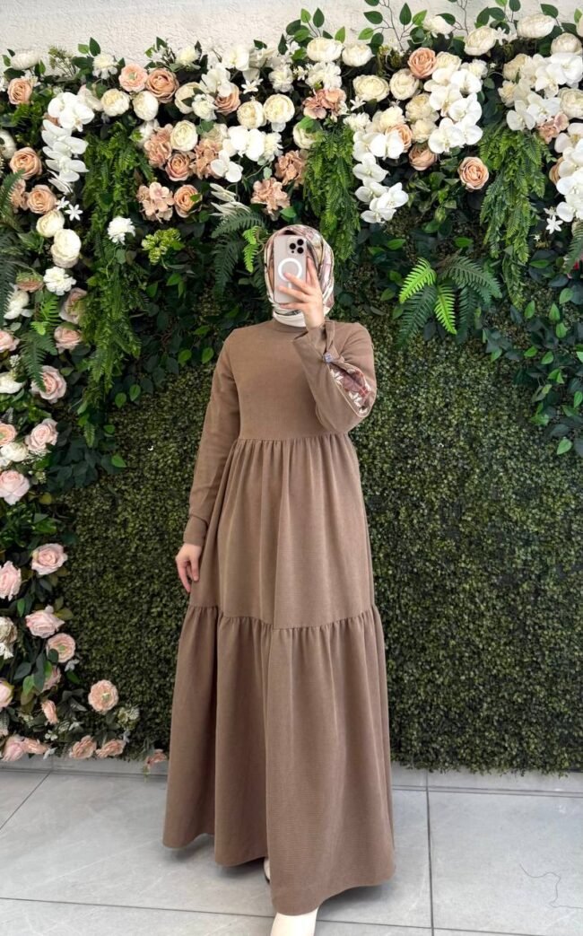 فستان شانيلا بأكمام مطرزة