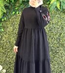 فستان شانيلا بأكمام مطرزة