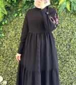 فستان شانيلا بأكمام مطرزة