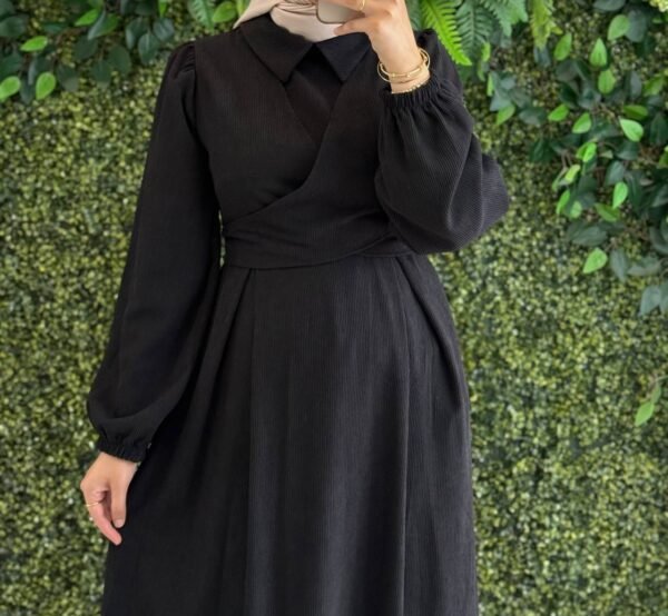 فستان شانيلا بثنيات على ورباط الخصر