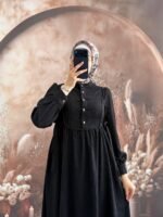 فستان شانيلا بدانتيل على الصدر