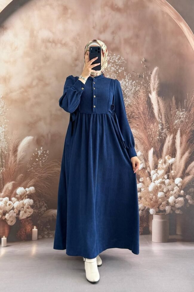 فستان شانيلا بدانتيل على الصدر