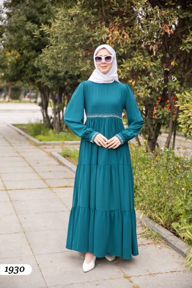 فستان مدينه مطرز بحبيبات اللؤلؤ على الخصر والاكمام