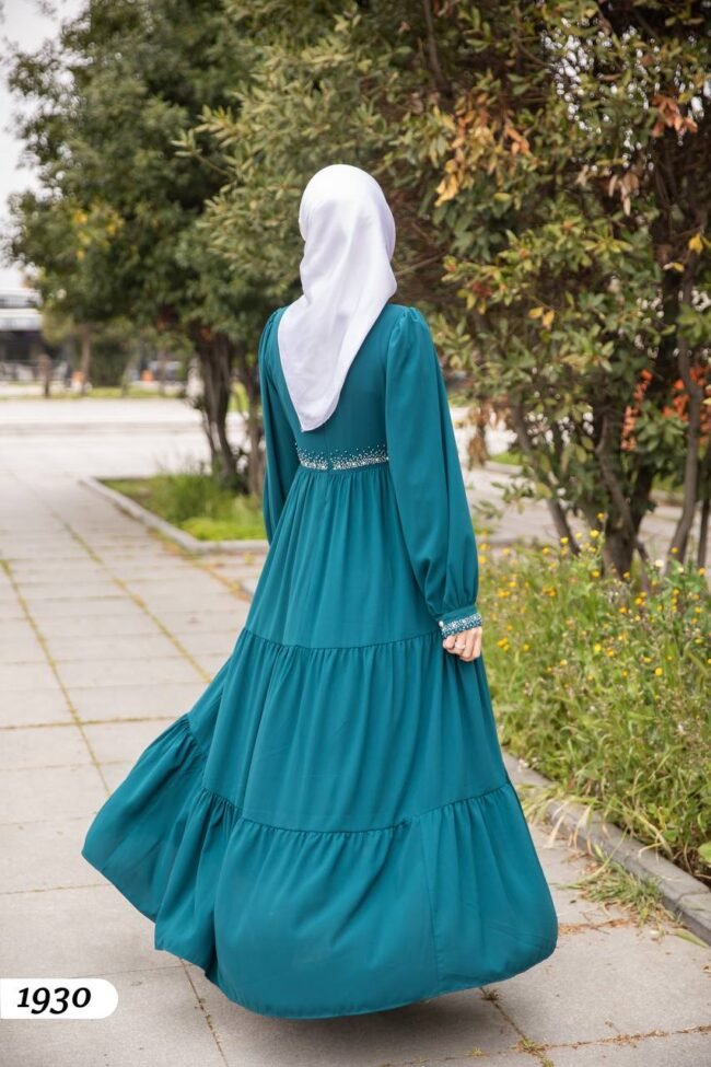 فستان مدينه مطرز بحبيبات اللؤلؤ على الخصر والاكمام