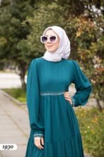 فستان مدينه مطرز بحبيبات اللؤلؤ على الخصر والاكمام