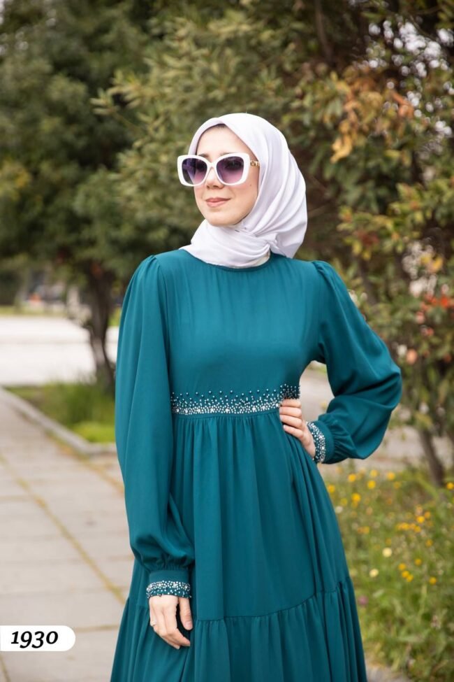 فستان مدينه مطرز بحبيبات اللؤلؤ على الخصر والاكمام