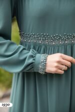 فستان مدينه مطرز بحبيبات اللؤلؤ على الخصر والاكمام