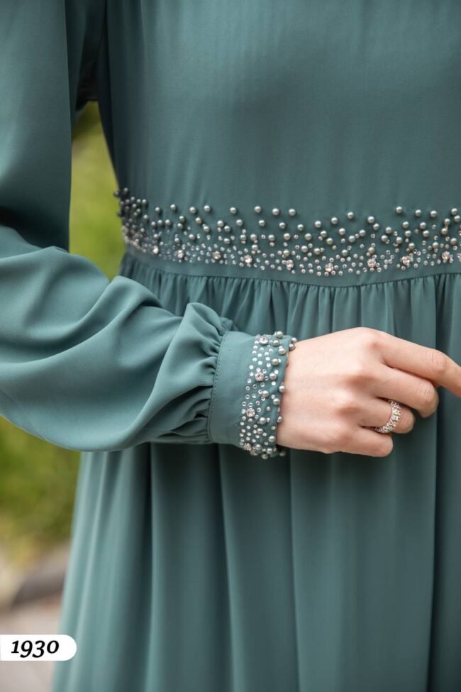 فستان مدينه مطرز بحبيبات اللؤلؤ على الخصر والاكمام