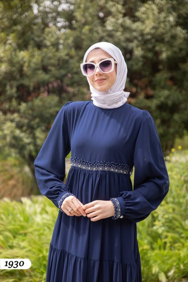 فستان مدينه مطرز بحبيبات اللؤلؤ على الخصر والاكمام