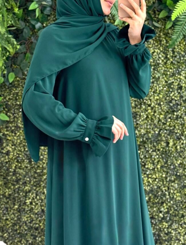 طقم مدينه تنورة وقميص وطرحة بألوان حلووة