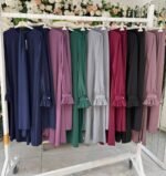 طقم مدينه تنورة وقميص وطرحة بألوان حلووة