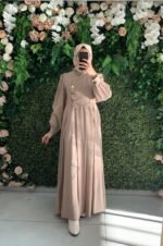 فستان مودال بأزرار مُلفتة على جانب الصدر