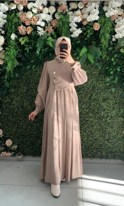 فستان مودال بأزرار مُلفتة على جانب الصدر