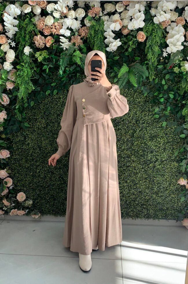 فستان مودال بأزرار مُلفتة على جانب الصدر