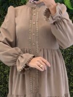 فستان استرا بخط ازرار وسطي محاط بالدانتيل