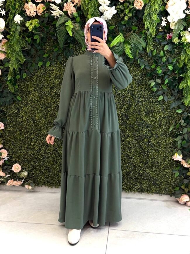 فستان استرا بخط ازرار وسطي محاط بالدانتيل