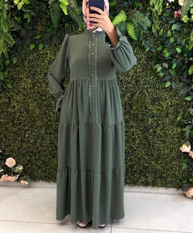 فستان استرا بخط ازرار وسطي محاط بالدانتيل