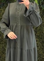 فستان استرا بخط ازرار وسطي محاط بالدانتيل