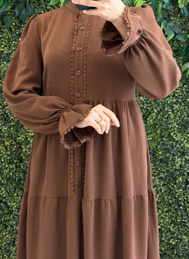 فستان استرا بخط ازرار وسطي محاط بالدانتيل