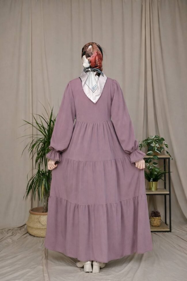 فستان استرا بخط ازرار وسطي محاط بالدانتيل