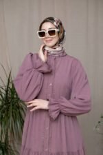 فستان استرا بخط ازرار وسطي محاط بالدانتيل