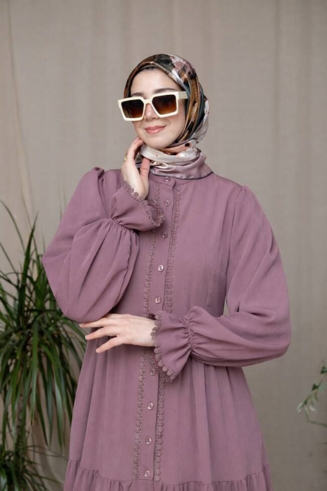 فستان استرا بخط ازرار وسطي محاط بالدانتيل