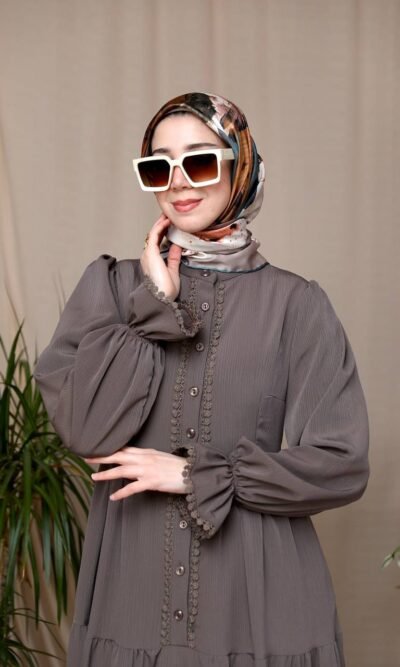 فستان استرا بخط ازرار وسطي محاط بالدانتيل