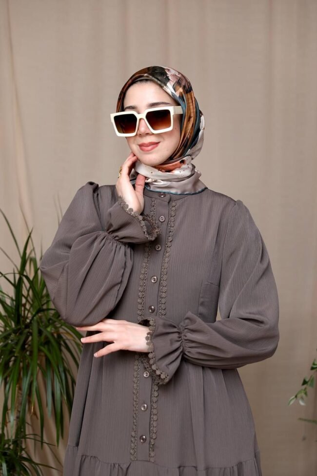 فستان استرا بخط ازرار وسطي محاط بالدانتيل