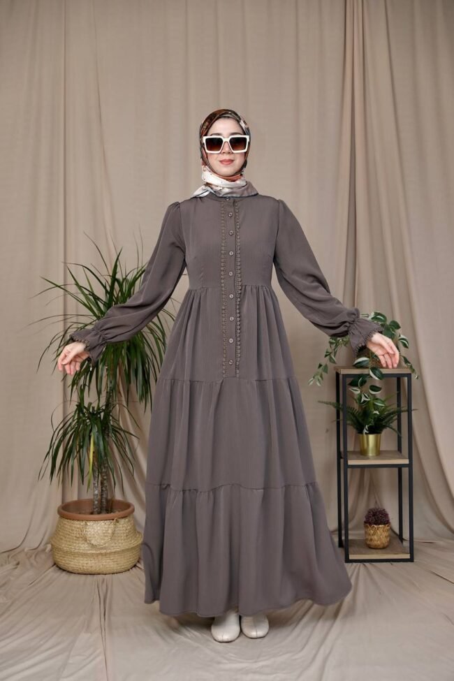 فستان استرا بخط ازرار وسطي محاط بالدانتيل