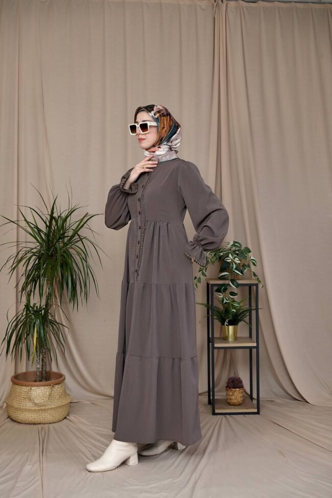 فستان استرا بخط ازرار وسطي محاط بالدانتيل