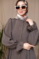 فستان استرا بخط ازرار وسطي محاط بالدانتيل