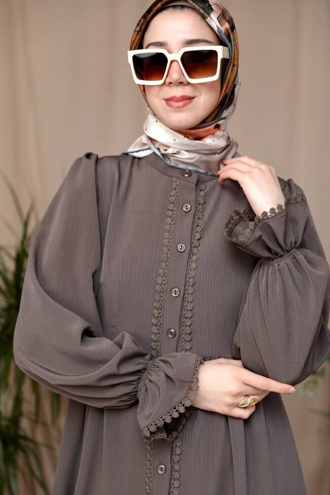 فستان استرا بخط ازرار وسطي محاط بالدانتيل