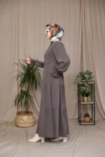 فستان استرا بخط ازرار وسطي محاط بالدانتيل