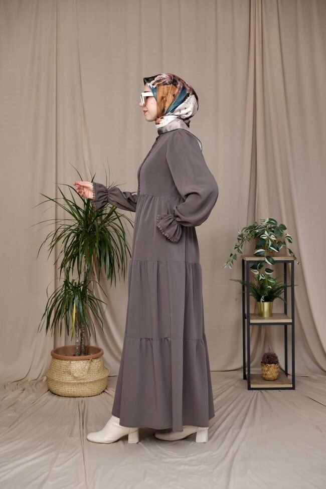 فستان استرا بخط ازرار وسطي محاط بالدانتيل