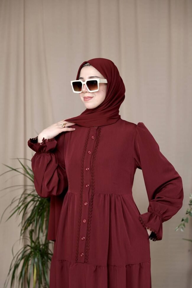 فستان استرا بخط ازرار وسطي محاط بالدانتيل