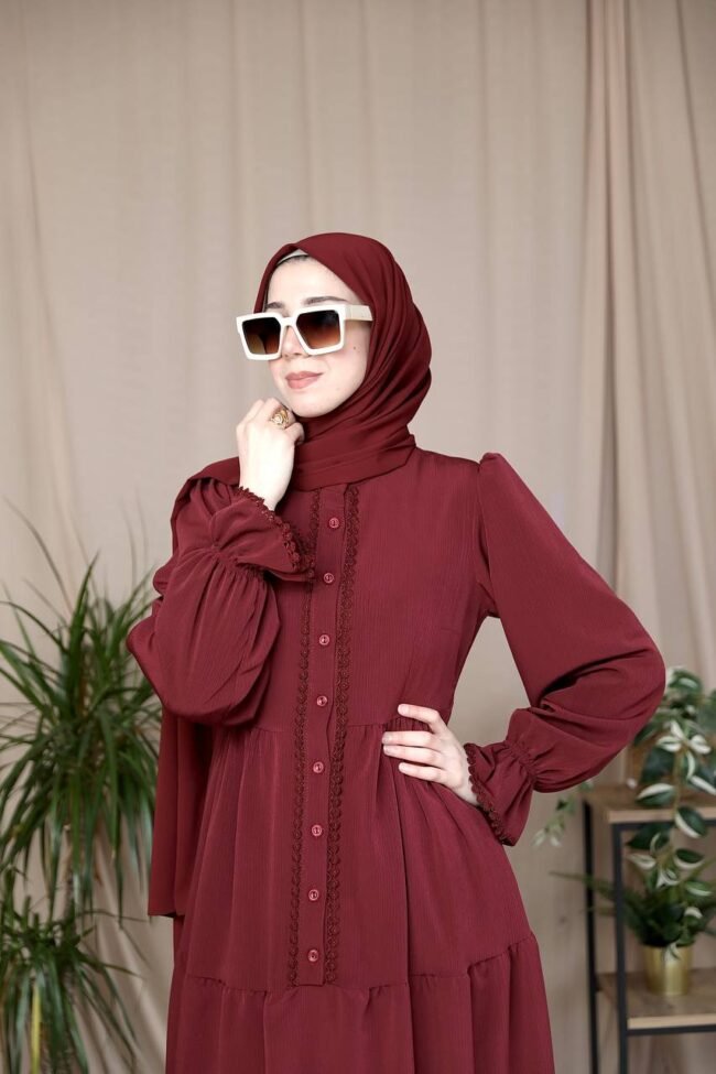 فستان استرا بخط ازرار وسطي محاط بالدانتيل