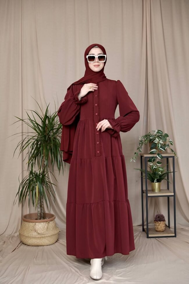 فستان استرا بخط ازرار وسطي محاط بالدانتيل