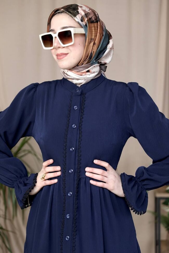 فستان استرا بخط ازرار وسطي محاط بالدانتيل