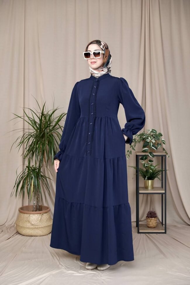 فستان استرا بخط ازرار وسطي محاط بالدانتيل