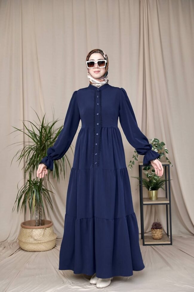 فستان استرا بخط ازرار وسطي محاط بالدانتيل