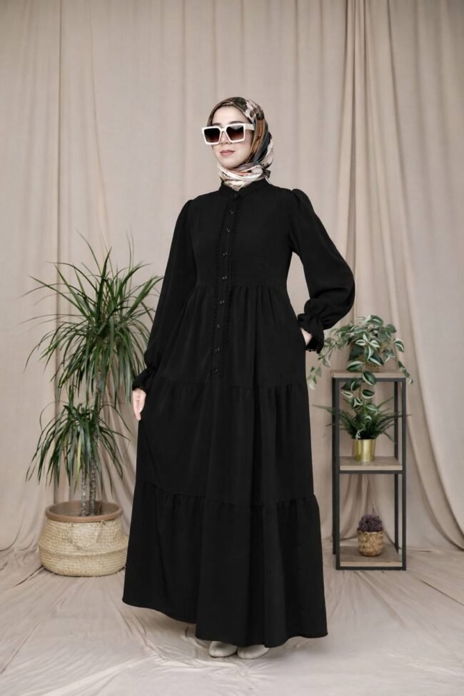 فستان استرا بخط ازرار وسطي محاط بالدانتيل