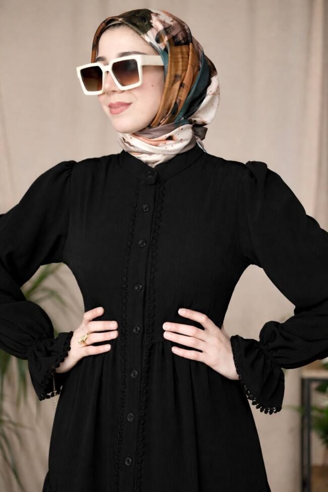 فستان استرا بخط ازرار وسطي محاط بالدانتيل