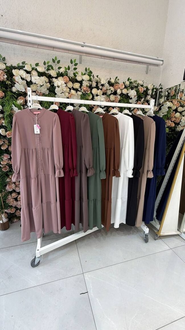 فستان استرا بخط ازرار وسطي محاط بالدانتيل