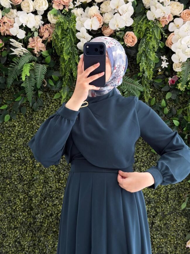 فستان كريستال كريب بتصميم جميل جداً