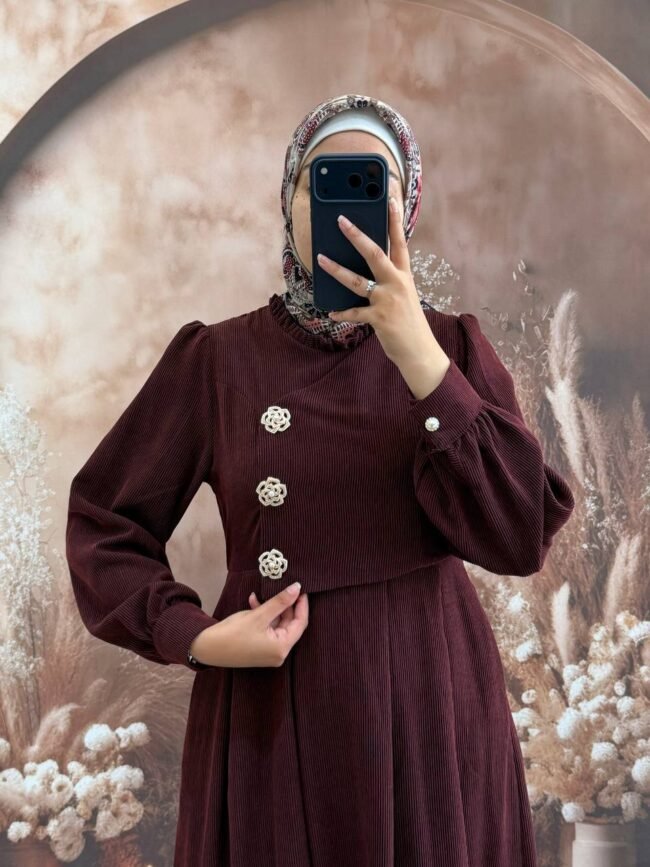 فستان شانيل بأزرار جانبية أنيقة ومُلفتة
