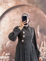 فستان شانيل بأزرار جانبية أنيقة ومُلفتة